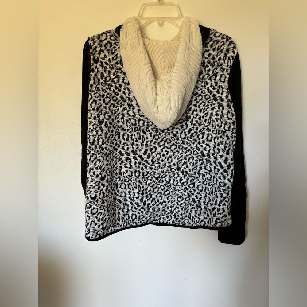 Zenergy by Chico's Leopard Print Zip Hoodie Pockets Chico's Size 2 Black White - Picture 12 of 12